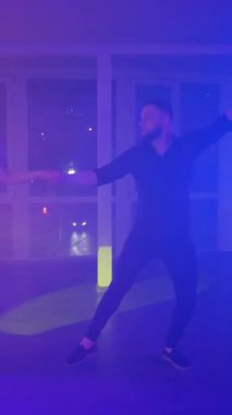Dikey. Bir erkek ve bir kadın kizomba dansı yapıyor, salsa. Tutkulu bir tango canlı, mor ışıklar altında sergilenir. Heyecan verici enerjiyle birkaç dans. Büyüleyici bir zarafet ve ritim gösterisi. Dansçıların bağlantısı inkar edilemez..