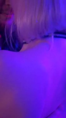 Dikey. Bir erkek ve bir kadın kizomba dansı yapıyor, salsa. Tutkulu bir tango canlı, mor ışıklar altında sergilenir. Heyecan verici enerjiyle birkaç dans. Büyüleyici bir zarafet ve ritim gösterisi. Dansçıların bağlantısı inkar edilemez..
