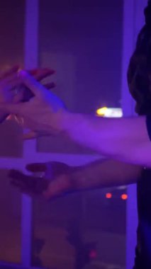 Dikey. Bir erkek ve bir kadın kizomba dansı yapıyor, salsa. Tutkulu bir tango canlı, mor ışıklar altında sergilenir. Heyecan verici enerjiyle birkaç dans. Büyüleyici bir zarafet ve ritim gösterisi. Dansçıların bağlantısı inkar edilemez..
