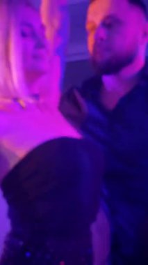 Dikey. Bir erkek ve bir kadın kizomba dansı yapıyor, salsa. Tutkulu bir tango canlı, mor ışıklar altında sergilenir. Heyecan verici enerjiyle birkaç dans. Büyüleyici bir zarafet ve ritim gösterisi. Dansçıların bağlantısı inkar edilemez..