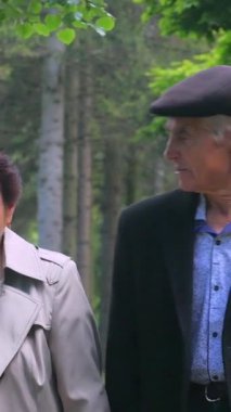 Dikey olarak, yaşlı bir çift yemyeşil alana karşı el ele yürür. Bir park sahnesi, son yıllarında bir çiftin sergilenmesi. Birbirine aşık bir büyükbaba ve büyükanne parkta yürürler.. 