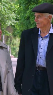 Dikey olarak, yaşlı bir çift yemyeşil alana karşı el ele yürür. Bir park sahnesi, son yıllarında bir çiftin sergilenmesi. Birbirine aşık bir büyükbaba ve büyükanne parkta yürürler.. 