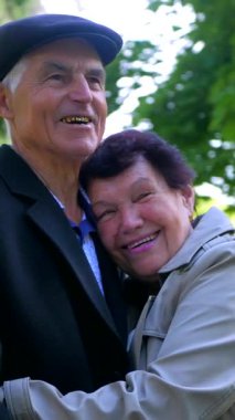 Dikey olarak, yaşlı bir çift yemyeşil alana karşı el ele yürür. Bir park sahnesi, son yıllarında bir çiftin sergilenmesi. Birbirine aşık bir büyükbaba ve büyükanne parkta yürürler.. 