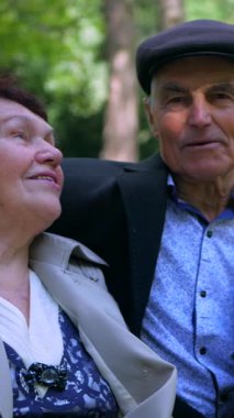 Dikey olarak, yaşlı bir çift yemyeşil alana karşı el ele yürür. Bir park sahnesi, son yıllarında bir çiftin sergilenmesi. Birbirine aşık bir büyükbaba ve büyükanne parkta yürürler.. 