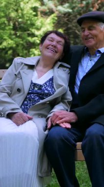 Dikey olarak, yaşlı bir çift yemyeşil alana karşı el ele yürür. Bir park sahnesi, son yıllarında bir çiftin sergilenmesi. Birbirine aşık bir büyükbaba ve büyükanne parkta yürürler.. 