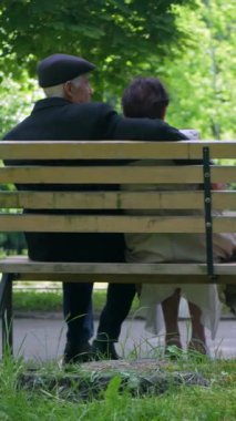 Dikey olarak, yaşlı bir çift yemyeşil alana karşı el ele yürür. Bir park sahnesi, son yıllarında bir çiftin sergilenmesi. Birbirine aşık bir büyükbaba ve büyükanne parkta yürürler.. 