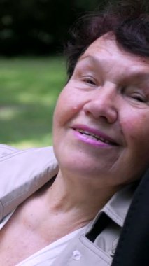 Dikey olarak, yaşlı bir çift yemyeşil alana karşı el ele yürür. Bir park sahnesi, son yıllarında bir çiftin sergilenmesi. Birbirine aşık bir büyükbaba ve büyükanne parkta yürürler.. 