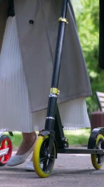 Dikey olarak, yaşlı bir çift yemyeşil alana karşı el ele yürür. Bir park sahnesi, son yıllarında bir çiftin sergilenmesi. Birbirine aşık bir büyükbaba ve büyükanne parkta yürürler.. 