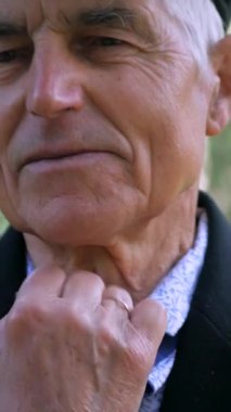 Dikey olarak, yaşlı bir çift yemyeşil alana karşı el ele yürür. Bir park sahnesi, son yıllarında bir çiftin sergilenmesi. Birbirine aşık bir büyükbaba ve büyükanne parkta yürürler.. 