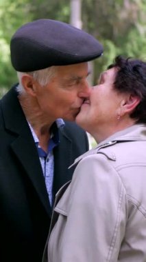 Dikey olarak, yaşlı bir çift el ele yürür, yemyeşil alana karşı öpüşür ve sarılırlar. Bir park sahnesi, son yıllarında bir çiftin sergilenmesi. Birbirine aşık bir büyükbaba ve büyükanne parkta yürürler..