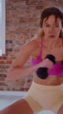 Dikey. Dinamik egzersiz pozu veren bir kadın. Stüdyo çalışması, hareket halindeki bir kadın vücudu. Fitness rutini. Zorlu bir egzersizde bir kadın vücudu. Bir kadın fiziksel egzersiz yapıyor. Esneme, Spor