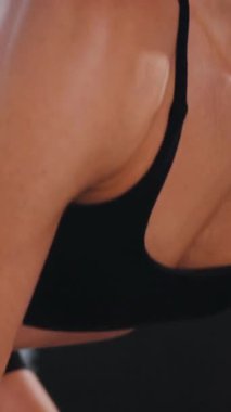 Dikey. Spor salonunda halterle çömelmiş bir kadın. Spor meraklısı ağırlıklarla çömelme hareketi yapıyor. Güçlü kadın antrenmanda halter kaldırıyor. Spor salonunda halterle egzersiz yapan bir kadın. Kadın spor salonunda vücut egzersizi yapıyor.