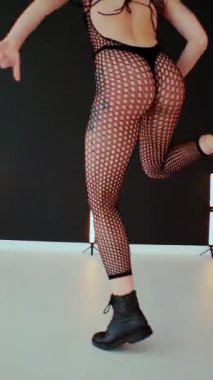 Dikey. Büyük kalçalı, tangalı bir dansçı kız koridorda erotik bir şekilde dans ediyor. Büyüleyici bir twerk, güçlü bir hareket ve ritim sergiliyor. Baştan çıkarıcı dans eden seksi kadın. Kıvranma, yüksek topuklar, striptiz..