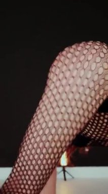 Dikey. Büyük kalçalı, tangalı bir dansçı kız koridorda erotik bir şekilde dans ediyor. Büyüleyici bir twerk, güçlü bir hareket ve ritim sergiliyor. Baştan çıkarıcı dans eden seksi kadın. Kıvranma, yüksek topuklar, striptiz..