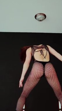 Dikey. Büyük kalçalı, tangalı bir dansçı kız koridorda erotik bir şekilde dans ediyor. Büyüleyici bir twerk, güçlü bir hareket ve ritim sergiliyor. Baştan çıkarıcı dans eden seksi kadın. Kıvranma, yüksek topuklar, striptiz..