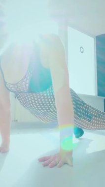 Dikey. Büyük kalçalı, tangalı bir dansçı kız koridorda erotik bir şekilde dans ediyor. Büyüleyici bir twerk, güçlü bir hareket ve ritim sergiliyor. Baştan çıkarıcı dans eden seksi kadın. Kıvranma, yüksek topuklar, striptiz..
