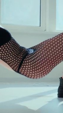 Dikey. Büyük kalçalı, tangalı bir dansçı kız koridorda erotik bir şekilde dans ediyor. Büyüleyici bir twerk, güçlü bir hareket ve ritim sergiliyor. Baştan çıkarıcı dans eden seksi kadın. Kıvranma, yüksek topuklar, striptiz..