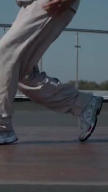 Dikey. Adam evin çatısında serin kanlılıkla break dans yapıyor. Bir adam enerjik bir atletik dans eder. Adam çatıda dans ederken hiç zorlanmadan break dans yapıyor. Şehir dansçısı çatıda hünerlerini gösteriyor. Breakdansçı yeteneklerini şehrin üzerinde sergiliyor..