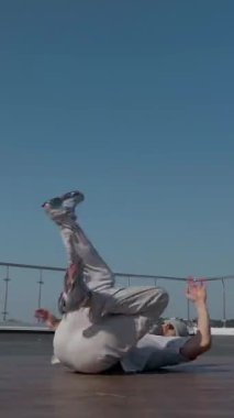 Dikey. Adam evin çatısında serin kanlılıkla break dans yapıyor. Bir adam enerjik bir atletik dans eder. Adam çatıda dans ederken hiç zorlanmadan break dans yapıyor. Şehir dansçısı çatıda hünerlerini gösteriyor. Breakdansçı yeteneklerini şehrin üzerinde sergiliyor..