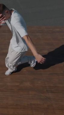 Dikey. Adam evin çatısında serin kanlılıkla break dans yapıyor. Bir adam enerjik bir atletik dans eder. Adam çatıda dans ederken hiç zorlanmadan break dans yapıyor. Şehir dansçısı çatıda hünerlerini gösteriyor. Breakdansçı yeteneklerini şehrin üzerinde sergiliyor..