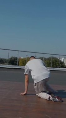 Dikey. Adam evin çatısında serin kanlılıkla break dans yapıyor. Bir adam enerjik bir atletik dans eder. Adam çatıda dans ederken hiç zorlanmadan break dans yapıyor. Şehir dansçısı çatıda hünerlerini gösteriyor. Breakdansçı yeteneklerini şehrin üzerinde sergiliyor..