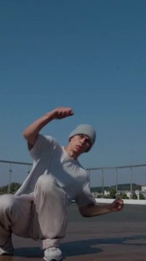 Dikey. Adam evin çatısında serin kanlılıkla break dans yapıyor. Bir adam enerjik bir atletik dans eder. Adam çatıda dans ederken hiç zorlanmadan break dans yapıyor. Şehir dansçısı çatıda hünerlerini gösteriyor. Breakdansçı yeteneklerini şehrin üzerinde sergiliyor..