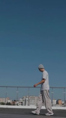 Dikey. Adam evin çatısında serin kanlılıkla break dans yapıyor. Bir adam enerjik bir atletik dans eder. Adam çatıda dans ederken hiç zorlanmadan break dans yapıyor. Şehir dansçısı çatıda hünerlerini gösteriyor. Breakdansçı yeteneklerini şehrin üzerinde sergiliyor..