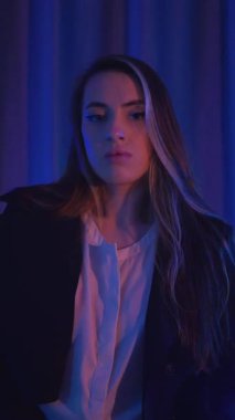 Dikey. Beyaz şeffaf elbiseli, erotik dans eden, yüksek topuklu iş kadını. Yarı tıraşlı, kırmızı iç çamaşırlı kız karanlık uzayda baştan çıkarıcı bir zarafetle hareket ediyor. Sahnedeki disko kulübünde striptiz.