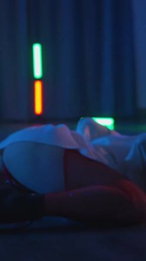 Dikey. Beyaz şeffaf elbiseli, erotik dans eden, yüksek topuklu iş kadını. Yarı tıraşlı, kırmızı iç çamaşırlı kız karanlık uzayda baştan çıkarıcı bir zarafetle hareket ediyor. Sahnedeki disko kulübünde striptiz.