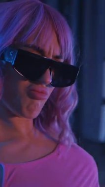 Dikey. Genç bir kadın loş ışıklı neon odada merdivende erotik dans eden bir budala. Yarı tıraşlı bir kız merdivende dikiliyor. Koyu uzayda baştan çıkarıcı bir zarafetle yürüyor. Kulüpte striptiz..