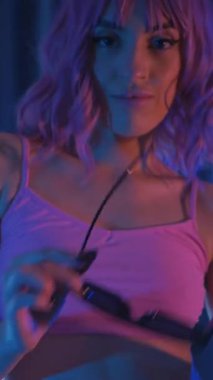 Dikey. Genç bir kadın loş ışıklı neon odada merdivende erotik dans eden bir budala. Yarı tıraşlı bir kız merdivende dikiliyor. Koyu uzayda baştan çıkarıcı bir zarafetle yürüyor. Kulüpte striptiz..