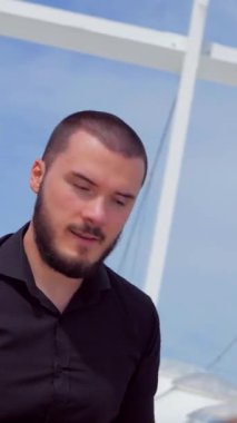 Dikey. Adam soğukkanlılıkla davul çalıyor. Bir müzik grubu stadyumun arka planına karşı meydanda çalar. Profesyonel müzisyen. Meydanda şehir merkezinde bir müzik grubu çalıyor. Profesyonel müzisyen..