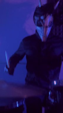 Dikey. Şeytan canavar davul çalıyor. Karanlık bir stüdyoda maskeli gizemli bir adam. Korku, Cadılar Bayramı