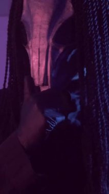 Dikey. Şeytan Canavarlar acı çeker, dans eder, sinirlenir. Karanlık Stüdyo 'da, korkunç maske takmış, kafatası şeklinde gizemli bir adam. Korku, Cadılar Bayramı, Cehennem