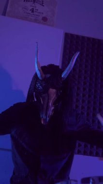 Dikey. Şeytan canavar davul çalıyor. Karanlık bir stüdyoda maskeli gizemli bir adam. Korku, Cadılar Bayramı