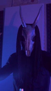 Dikey. Şeytan canavar davul çalıyor. Karanlık bir stüdyoda maskeli gizemli bir adam. Korku, Cadılar Bayramı