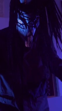 Dikey. Şeytan canavar davul çalıyor. Karanlık bir stüdyoda maskeli gizemli bir adam. Korku, Cadılar Bayramı