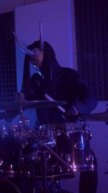 Dikey. Şeytan canavar davul çalıyor. Karanlık bir stüdyoda maskeli gizemli bir adam. Korku, Cadılar Bayramı