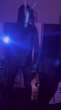 Dikey. Şeytan Canavarlar acı çeker, dans eder, sinirlenir. Karanlık Stüdyo 'da, korkunç maske takmış, kafatası şeklinde gizemli bir adam. Korku, Cadılar Bayramı, Cehennem