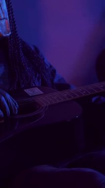 Dikey. Şeytan canavar gitar çalıyor. Karanlık bir stüdyoda maskeli gizemli bir adam. Korku, Cadılar Bayramı, Cehennem