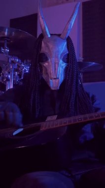 Dikey. Şeytan canavar gitar çalıyor. Karanlık bir stüdyoda maskeli gizemli bir adam. Korku, Cadılar Bayramı, Cehennem