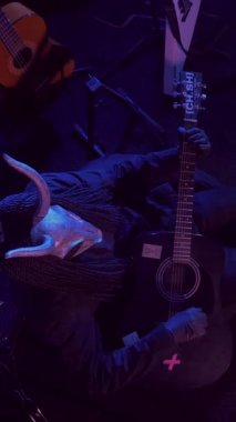 Dikey. Şeytan canavar gitar çalıyor. Karanlık bir stüdyoda maskeli gizemli bir adam. Korku, Cadılar Bayramı, Cehennem