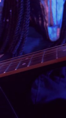 Dikey. Şeytan canavar gitar çalıyor. Karanlık bir stüdyoda maskeli gizemli bir adam. Korku, Cadılar Bayramı, Cehennem