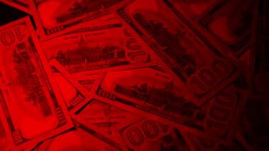 Bir dizi kağıt para dönüyor. Taze basılmış banknotlar. Bir Amerikan doları koleksiyonu, zenginliğin ve fırsatların sembolü. Dolar, Amerikan para biriminde birbirine karışmış. Çeşitli mezheplerin yakın plan görüntüsü