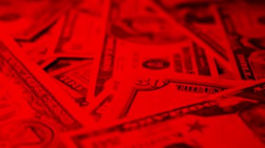 Bir dizi kağıt para dönüyor. Taze basılmış banknotlar. Bir Amerikan doları koleksiyonu, zenginliğin ve fırsatların sembolü. Dolar, Amerikan para biriminde birbirine karışmış. Çeşitli mezheplerin yakın plan görüntüsü