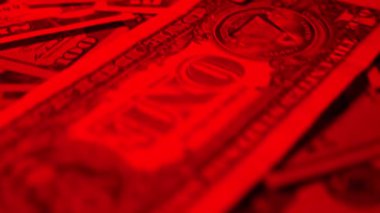 Bir dizi kağıt para dönüyor. Taze basılmış banknotlar. Bir Amerikan doları koleksiyonu, zenginliğin ve fırsatların sembolü. Dolar, Amerikan para biriminde birbirine karışmış. Çeşitli mezheplerin yakın plan görüntüsü