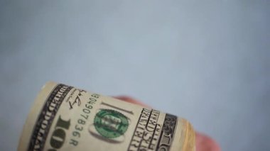 Bir yığın gevrek, dolar banknotları, becerikli ellerde tutuluyor. Adam kağıt para sayıyor. Bir Amerikan para akışı. Bir sürü Amerikan doları. ABD banknotlarının yakın plan görüntüsü. İşadamı elindeki banknotları sayar. Elinde parası olan adam..