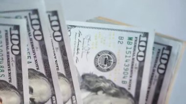Bir yığın gevrek, dolar banknotları, becerikli ellerde tutuluyor. Adam kağıt para sayıyor. Bir Amerikan para akışı. Bir sürü Amerikan doları. ABD banknotlarının yakın plan görüntüsü. İşadamı elindeki banknotları sayar. Elinde parası olan adam..