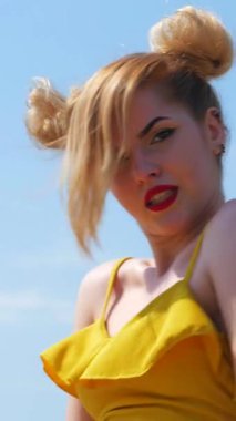 Dikey. Sahilde kizomba salsa yapan kız. Nehir kenarında dans eden seksi, komik kadın. Güzel genç dansçı baştan çıkarıcı bir şekilde dans eder ve kalçasını oynatır. Deniz, dinlenme, okyanus, rahatla, kum