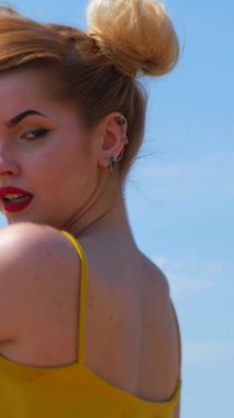 Dikey. Sahilde kizomba salsa yapan kız. Nehir kenarında dans eden seksi, komik kadın. Güzel genç dansçı baştan çıkarıcı bir şekilde dans eder ve kalçasını oynatır. Deniz, dinlenme, okyanus, rahatla, kum